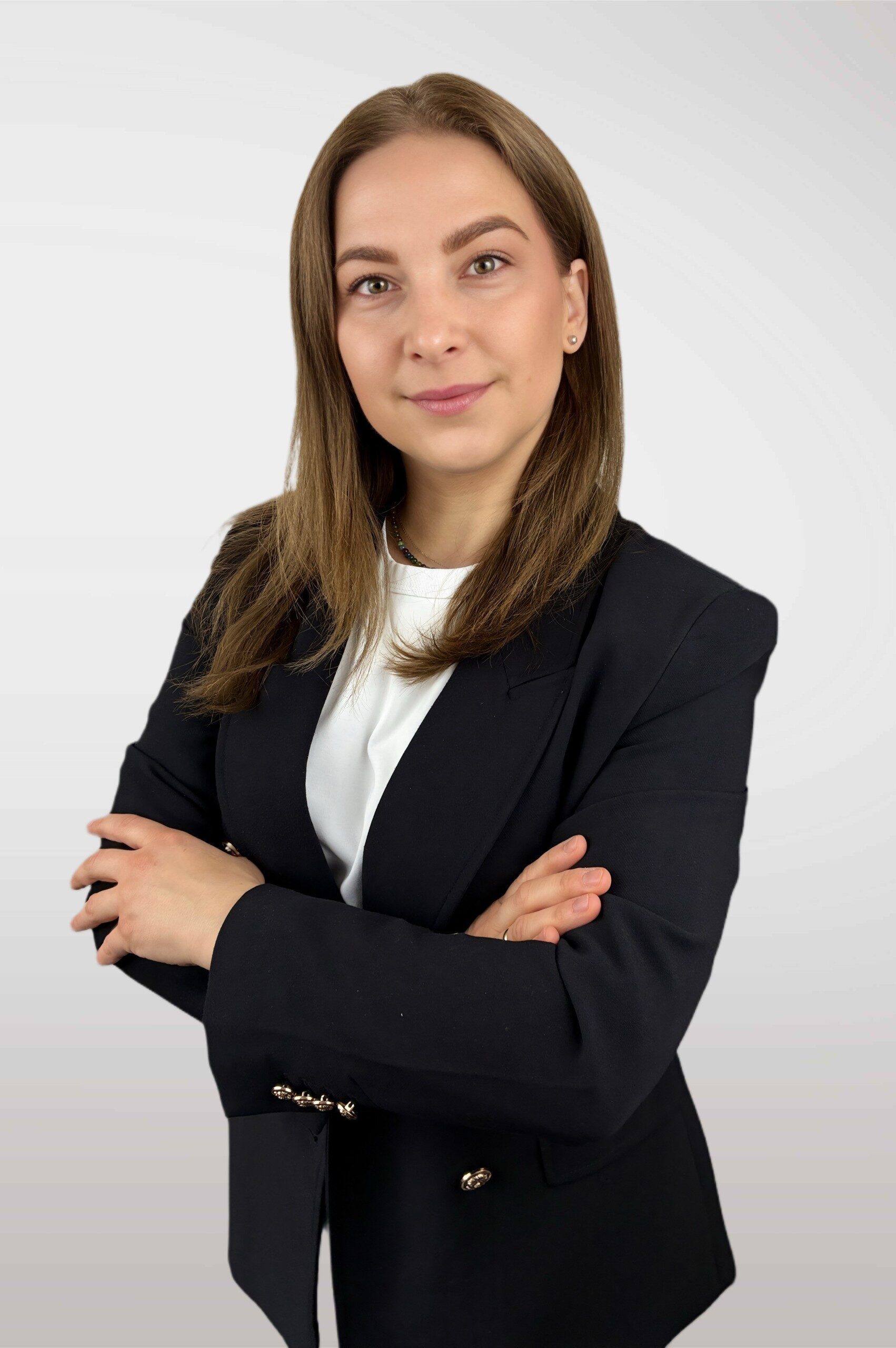 Karolina Heppner - HR Recruitment & Development Partner pozująca na jasnoszarym tle